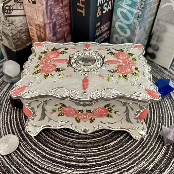 NIB. Vintage Style Metal Trinket Box. White & Silver with Roses. - Picture 2 of 4